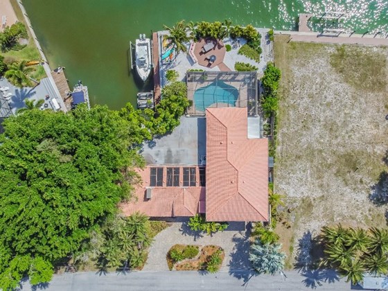 Single Family Home for sale at 1558 Sandpiper Ln, Sarasota, FL 34239 - MLS Number is T3294850