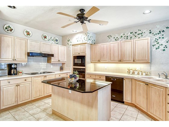 Kitchen - Condo for sale at 370 A Gulf Of Mexico Dr #421, Longboat Key, FL 34228 - MLS Number is A4513966