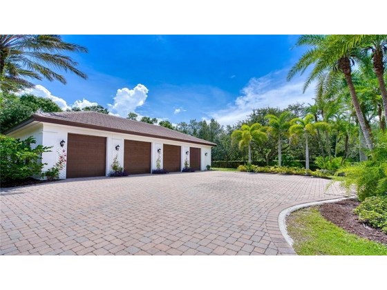Single Family Home for sale at 1726 Questar Ln, Sarasota, FL 34231 - MLS Number is A4516688