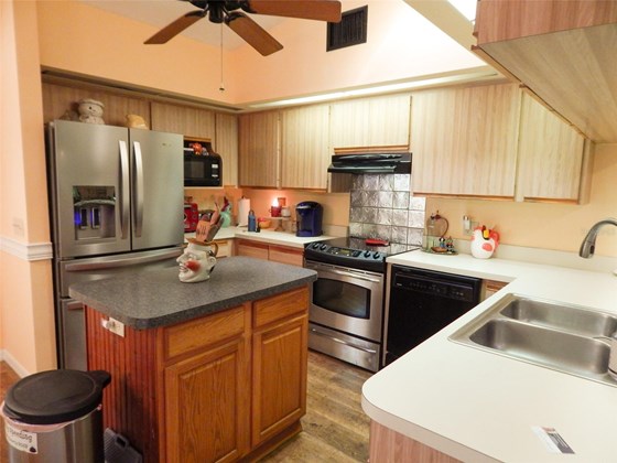 Kitchen - Single Family Home for sale at 6924 Arbor Oaks Cir, Bradenton, FL 34209 - MLS Number is A4521337